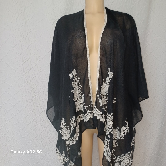 David and Young  Black Sheer Kimono with White Detailing oversize - Picture 3 of 12